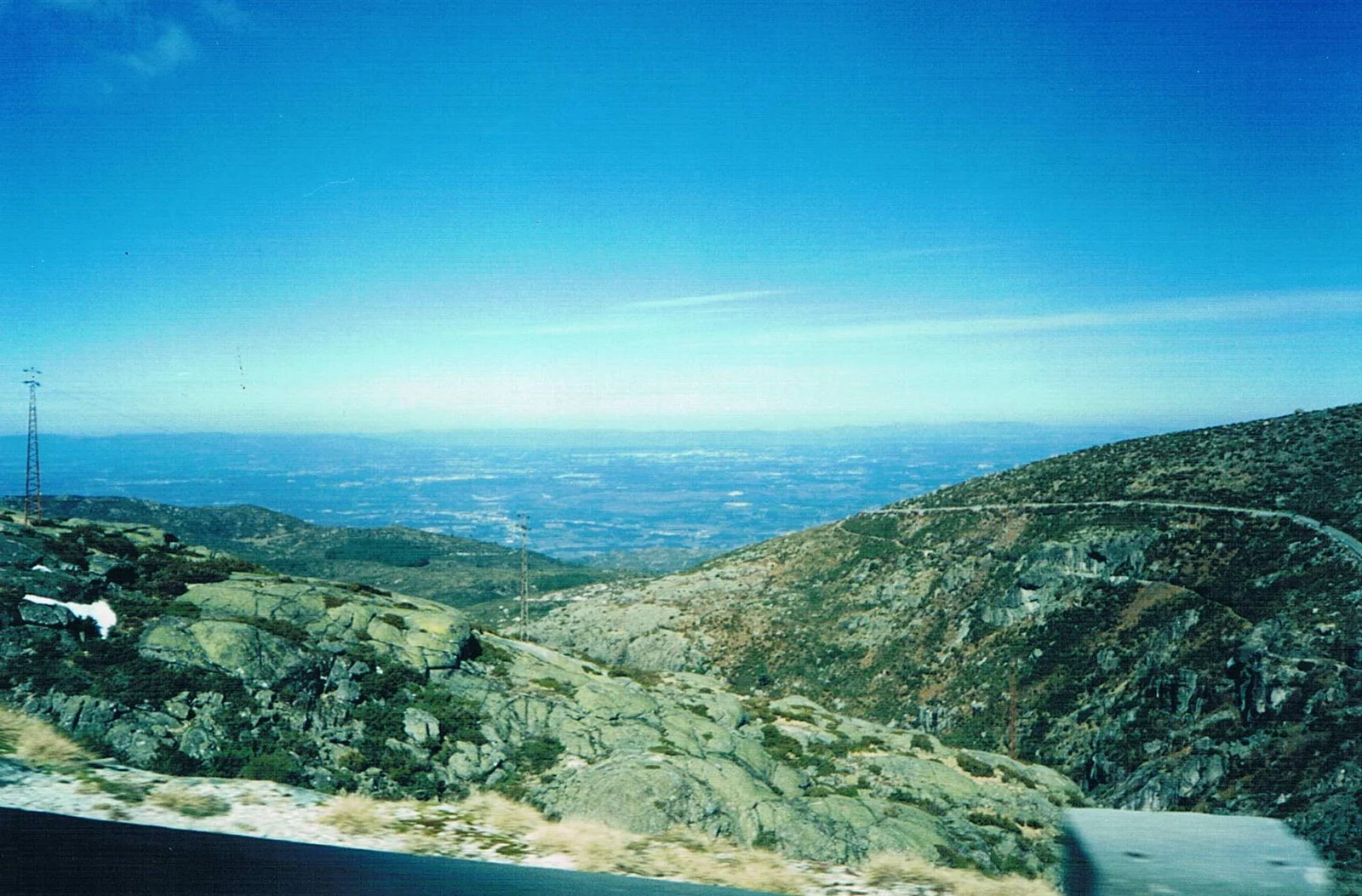 Estrada entre rochas na Serra da Estrela